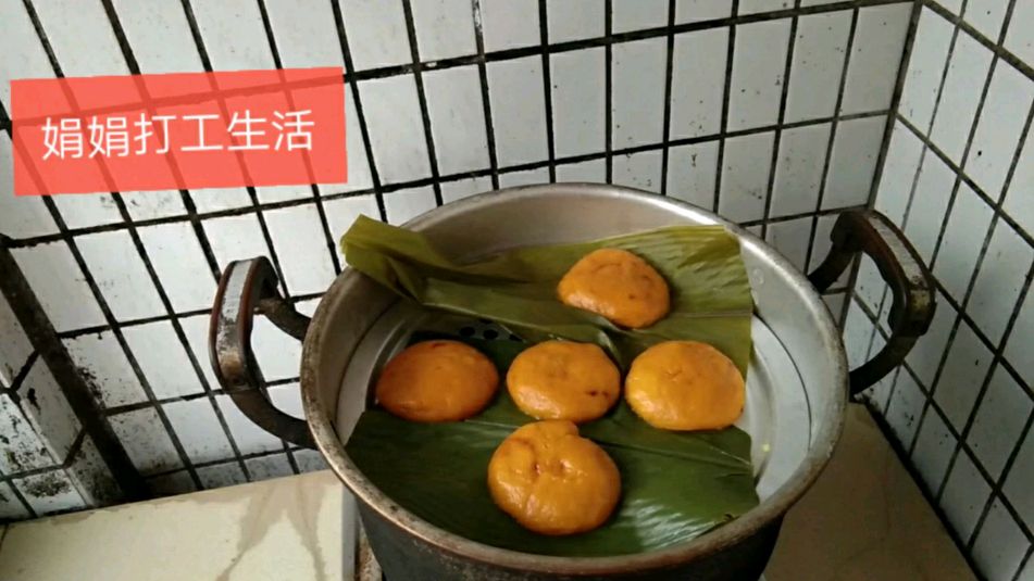 娟娟买了4元钱糯米粉和南瓜,教大家怎样做南瓜饼?用了什么方法?