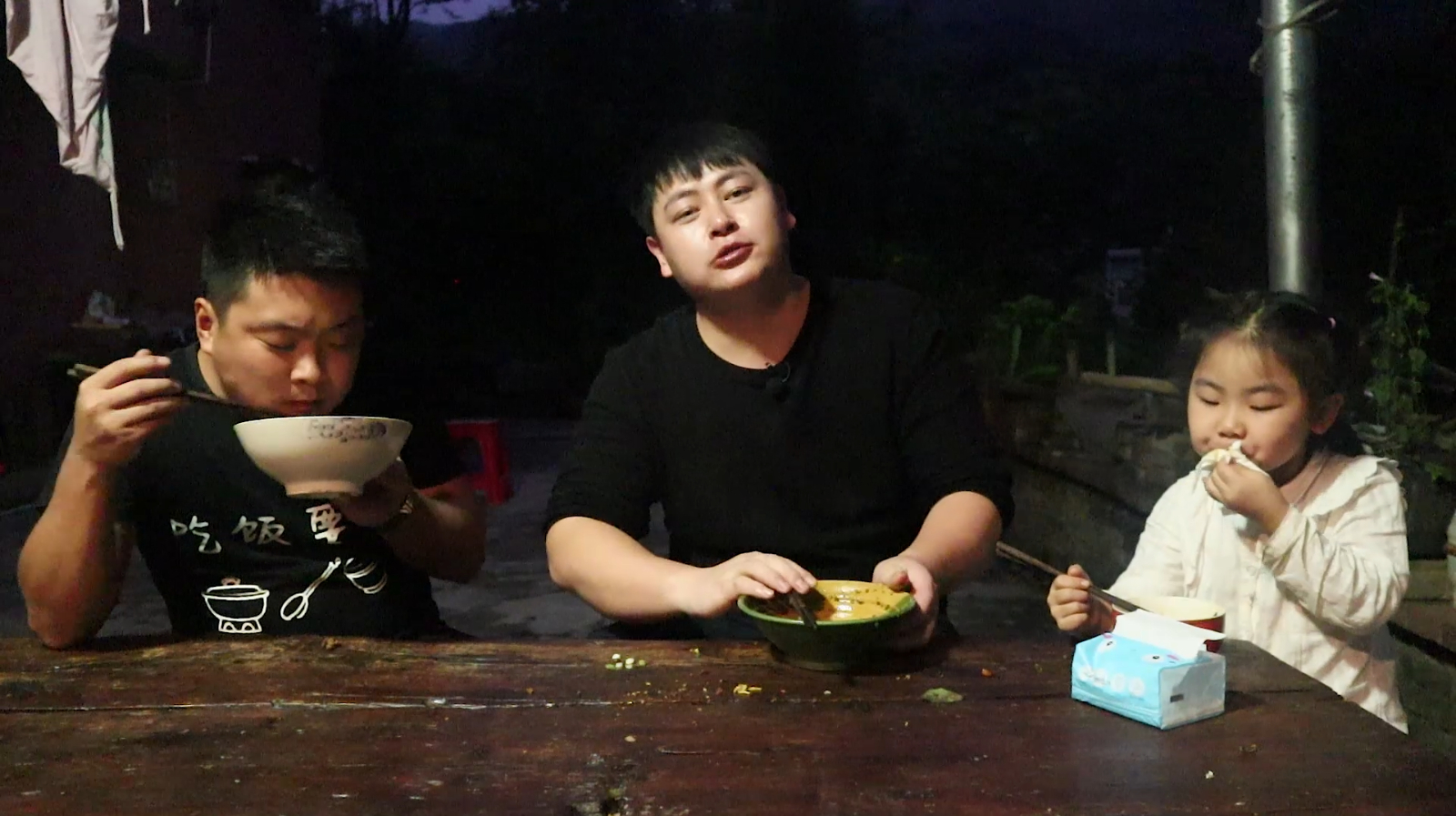 粉丝点菜担担面,三德子放12种调料整两碗,和朋友吃得汤都不剩