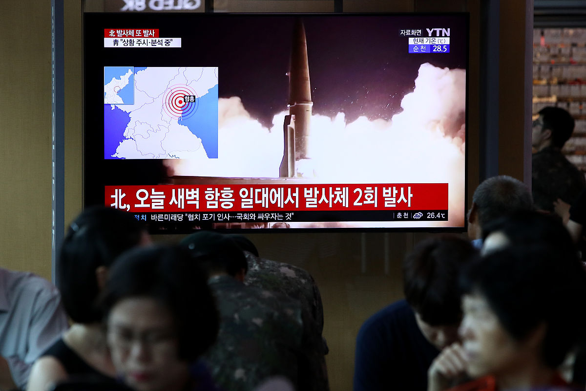 当地时间2019年8月10日,韩国首尔,民众关注朝鲜发射两枚"不明发射体"