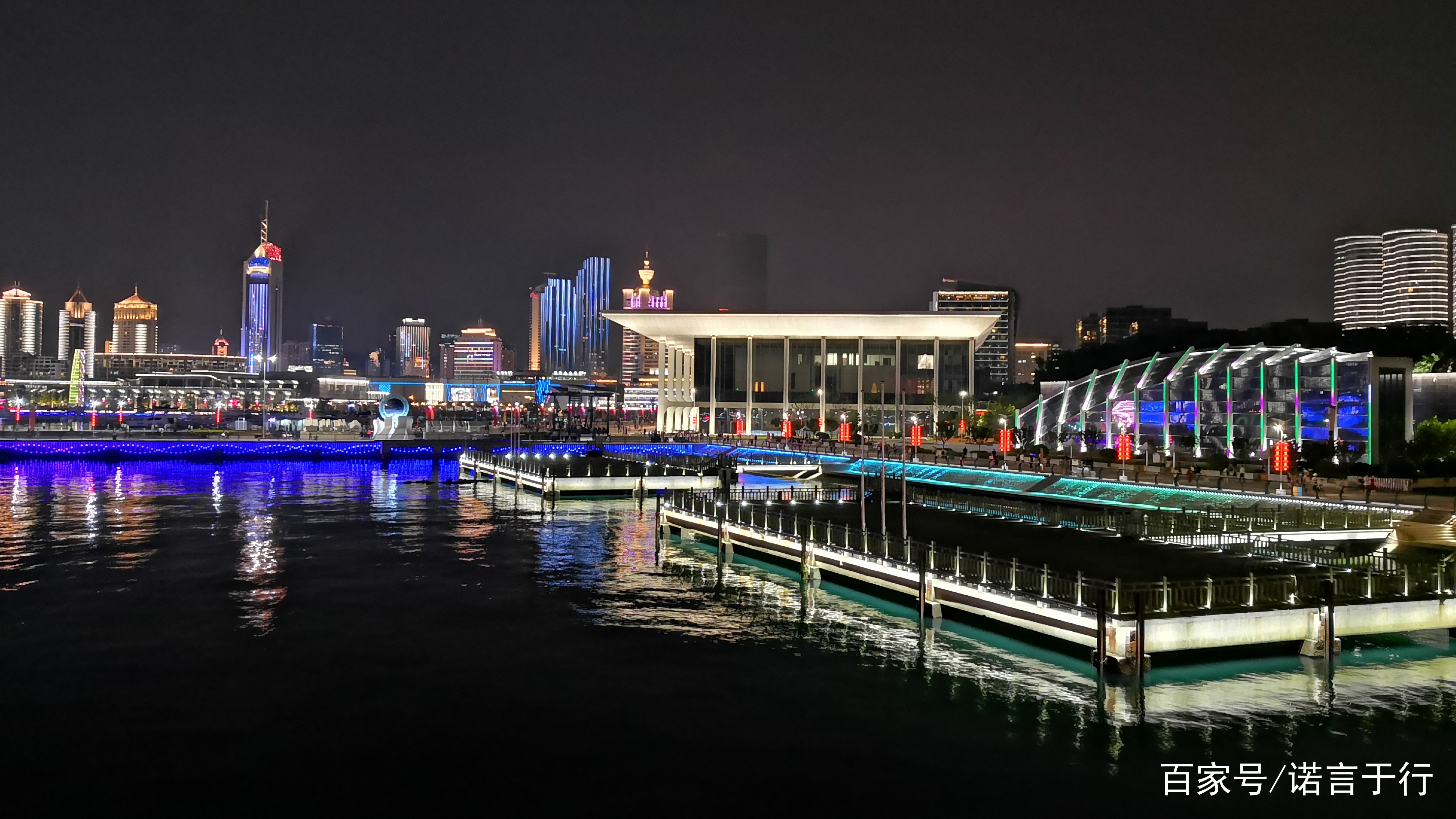 夜色下的青岛上合峰会主会场和绚丽的夜景灯光秀