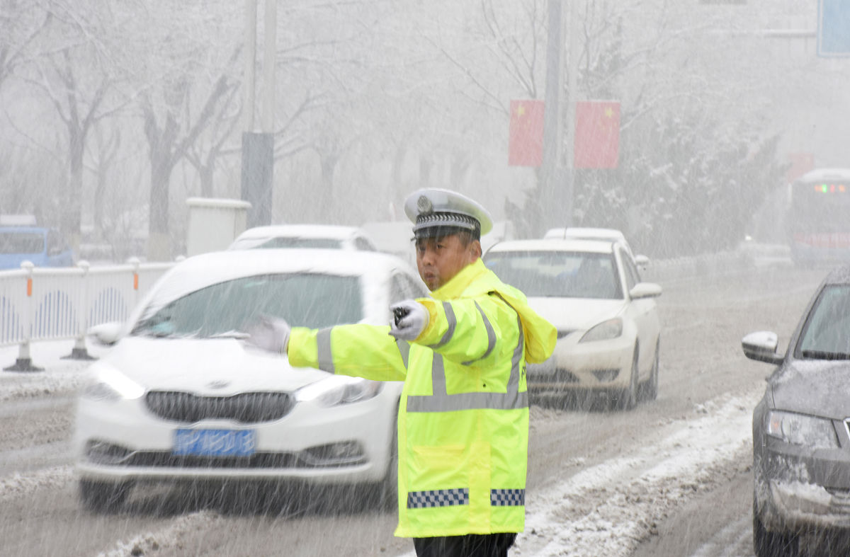新闻稿要求：1、600字。2、主要讲县交通运输执法大队开展全县交通运输企业安全生产管理岗位技能水平考试。3、考试为闭卷考试。4、设置单选、多选、判断、简答和论述等度多种题型。5、全县60余名交通运输领域企业负责人与安全管理人员举行了安全生产知识考试。6、考试结束后局长做讲话。7、副局长要求。8、大队长强调。