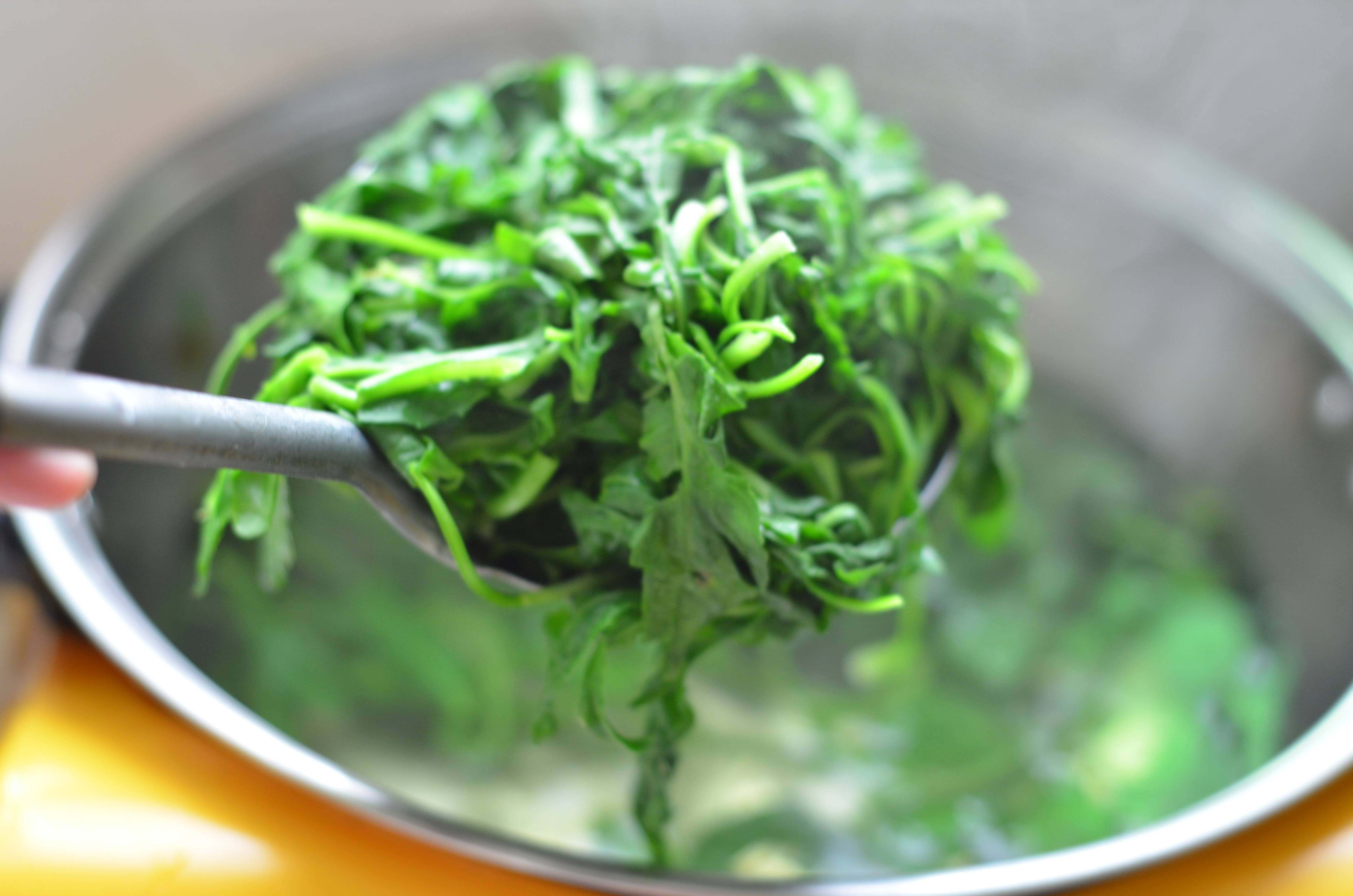 安徽定远:春季野生荠菜包包子,老婆一次蒸了六笼,一次能吃六个