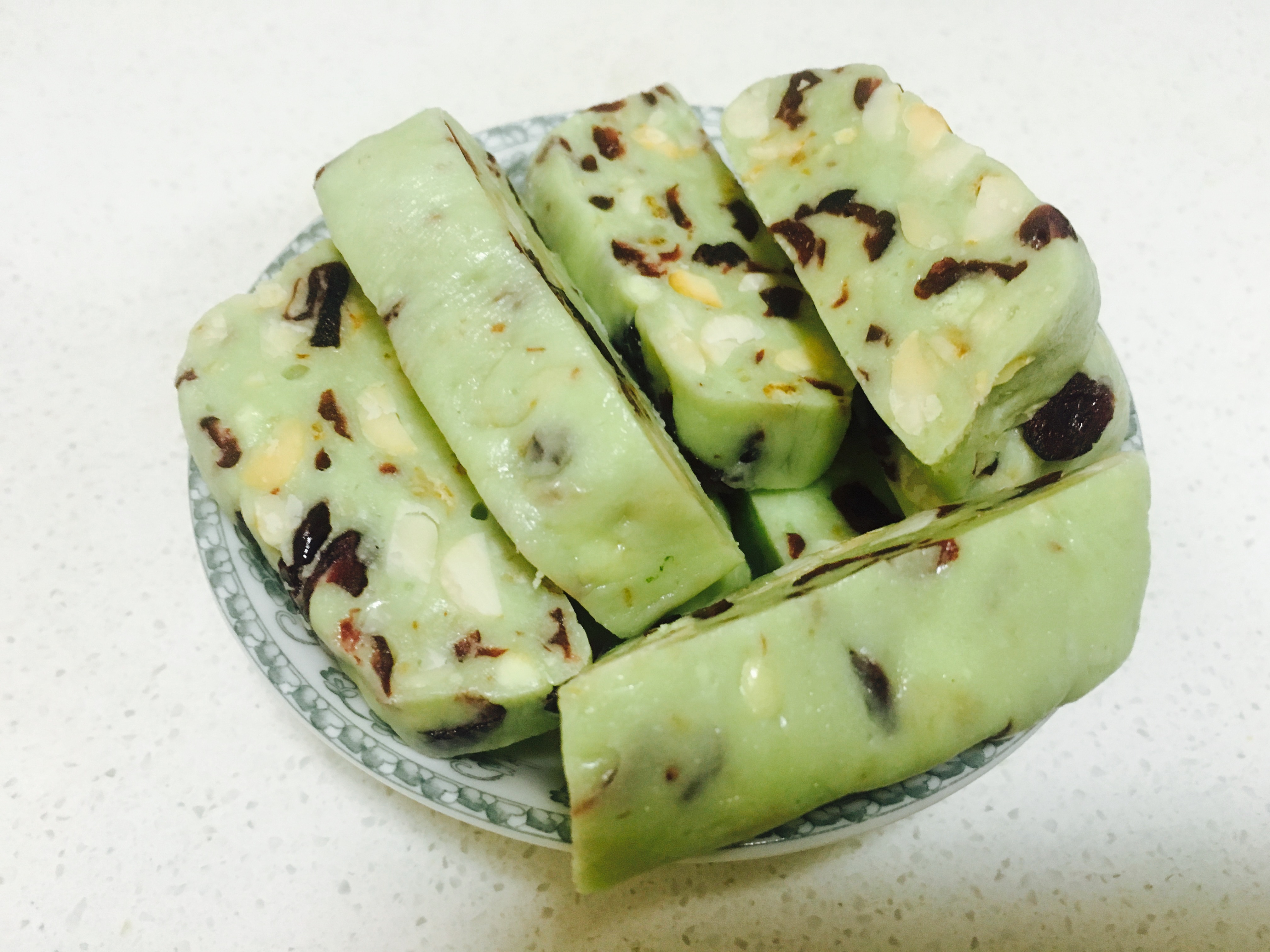 牛轧糖谁还特意买?她用棉花糖就能做,一搅一按,香浓美味孩子爱
