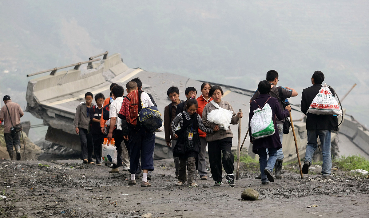 开往临江的6349次列车正在铁轨上飞驰司机突然发现前方铁道中间竟有三个农妇挥舞草帽向火车跑来眼看就要撞上的危急时刻司机拼命刹停火车就在司机要痛骂三名农妇时却发现她们拯救了列车上五百多条生命有三位农民妇女在附近忙碌便用躯体去拦住火车司机一开始没有看到三名妇女发现头顶的红色的帽子十分醒目就摇晃帽子最后火车在距离10米的地方停下司机本来很生气却发现妇女们身后的滚滚泥石流十分严重对于火车上的500人来说有 开往临江的6349次列车正在铁轨上飞驰司机突然发现前方铁道中间竟有三个农妇挥舞草帽向火车跑来眼看就要撞上的危急时刻司机拼命刹停火车就在司机要痛骂三名农妇时却发现她们拯救了列车上五百多条生命有三位农民妇女在附近忙碌便用躯体去拦住火车司机一开始没有看到三名妇女发现头顶的红色的帽子十分醒目就摇晃帽子最后火车在距离10米的地方停下司机本来很生气却发现妇女们身后的滚滚泥石流十分严重对于火车上的500人来说有