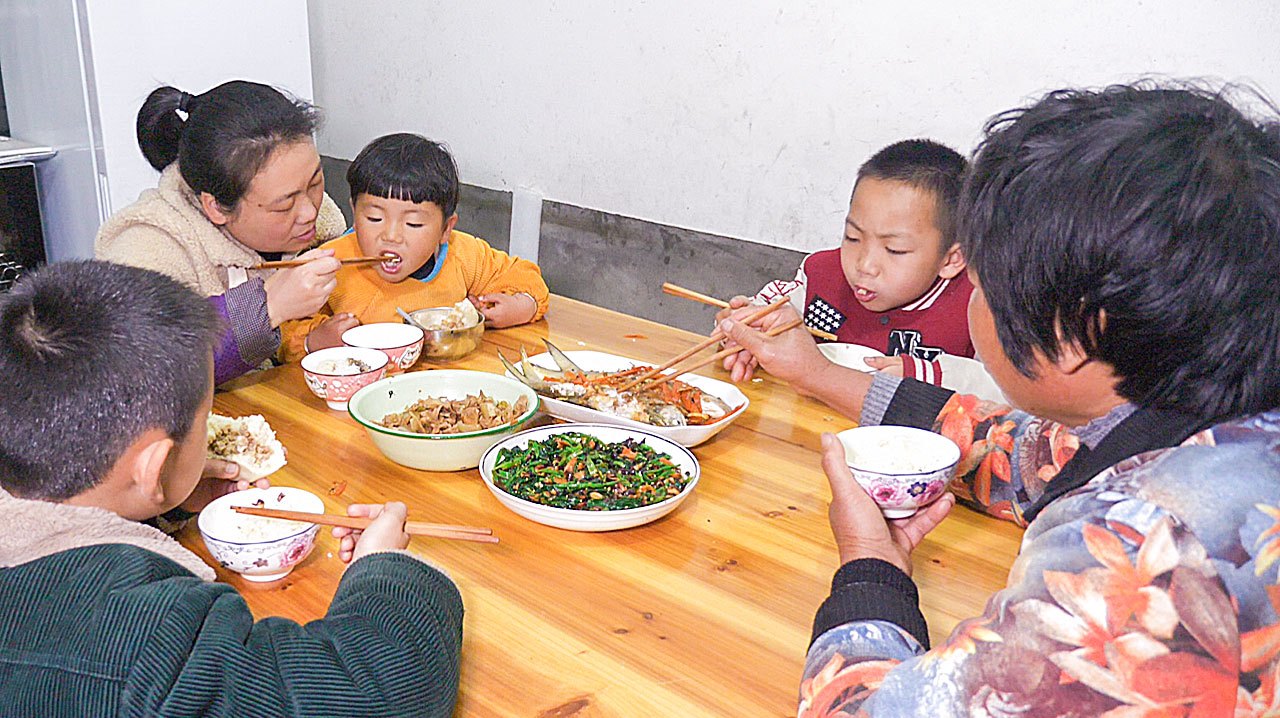 剥花生摘菠菜,媳妇凉拌一盘,这就是农村不花钱的美食
