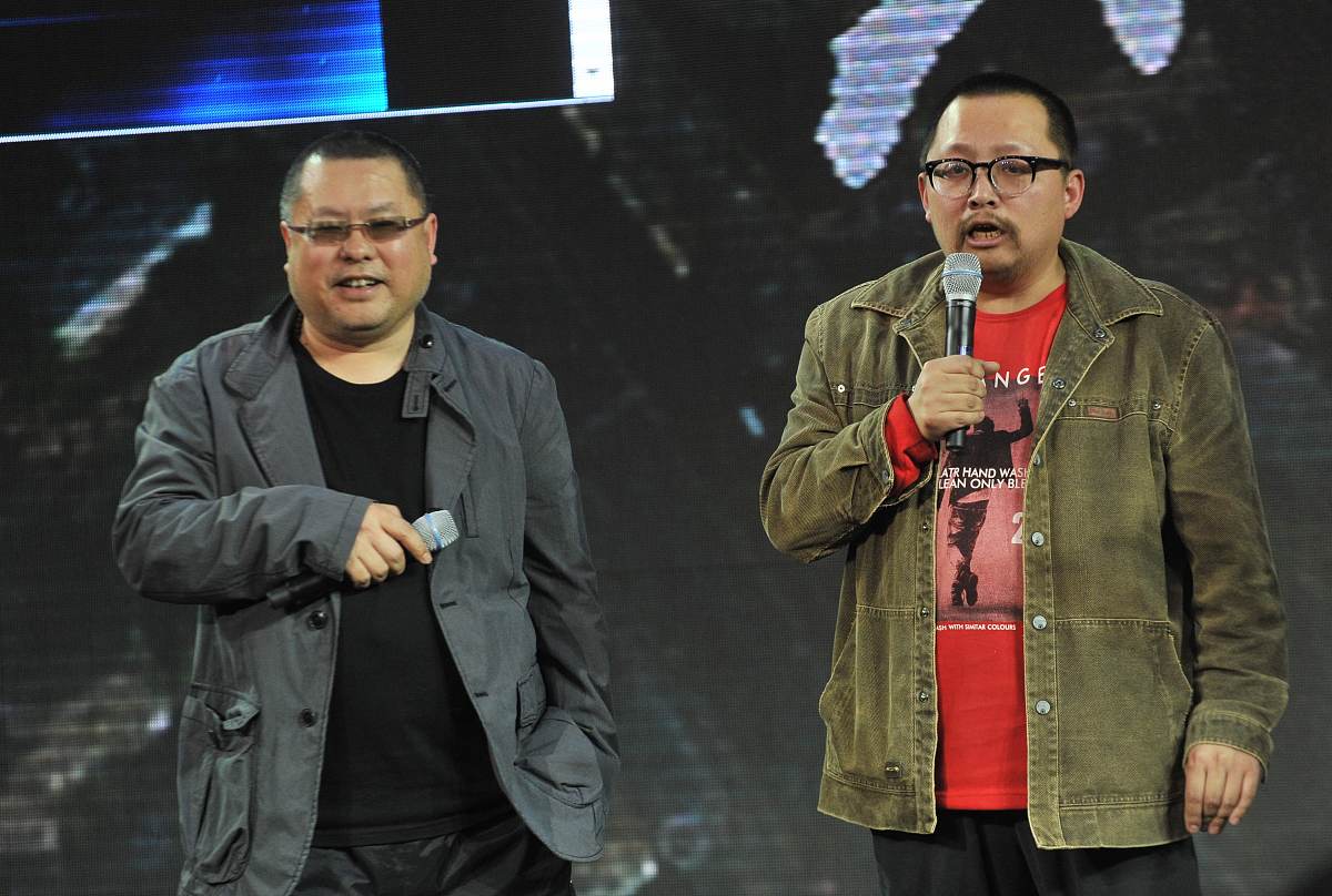 与国外的直接电影相比中国直接电影会采用平民化的视角为切入点对社会问题进行审视。请从中国与西方不同的文化背景分析中国直接电影的平民化视角的特点。大概1000字左右。