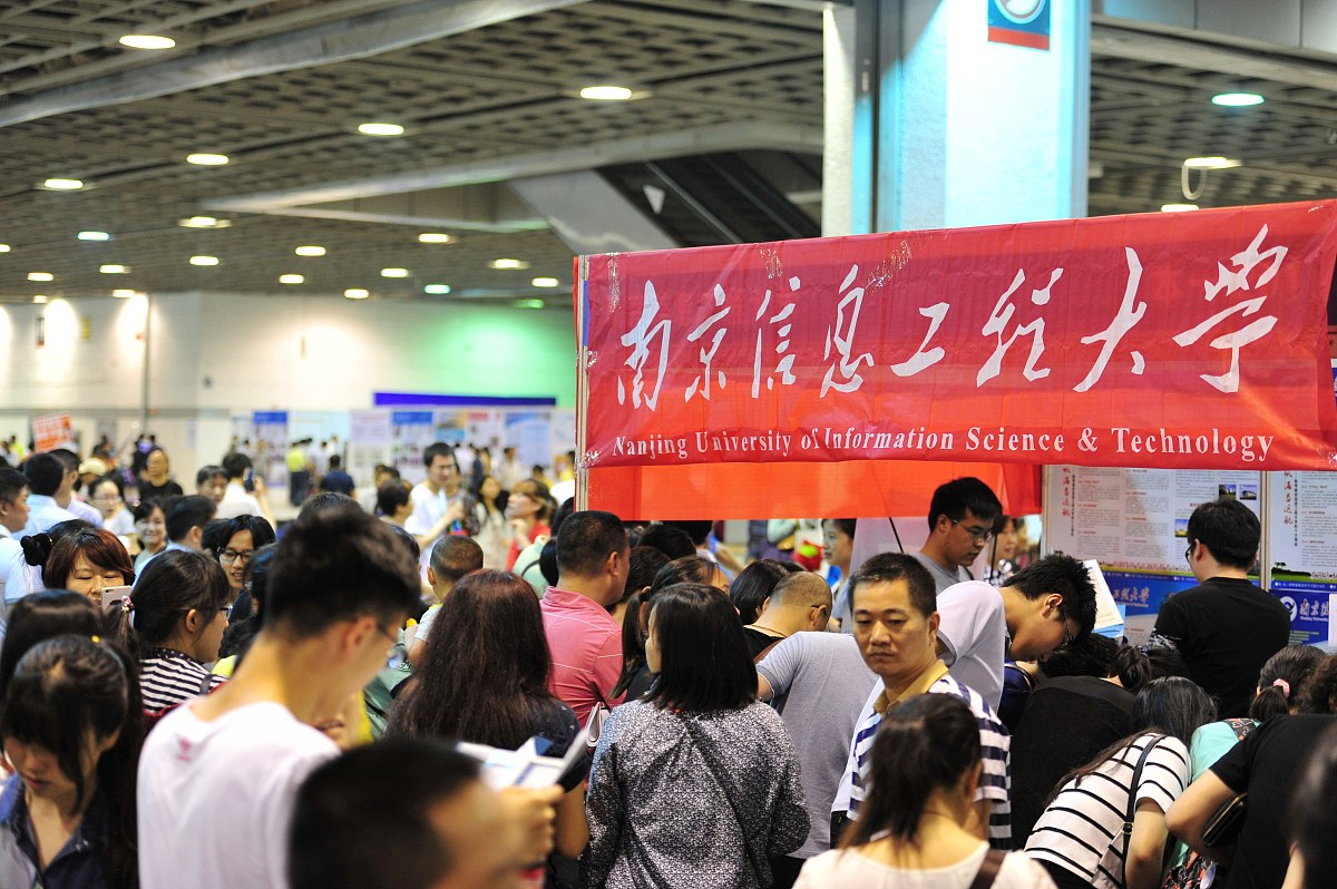 论述西安石油大学大学生就业问题与对策的研究结论不得少于500字。