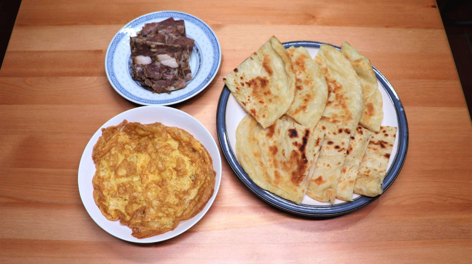 三伏烙饼摊鸡蛋,今天烙点饼,再配上摊鸡蛋和猪头肉一起吃