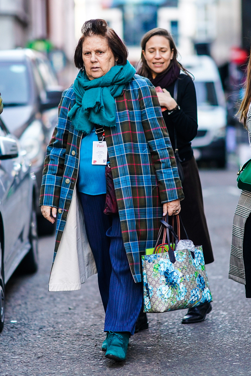 蓝绿色围巾怎么搭配衣服四款搭配总有一款适合？