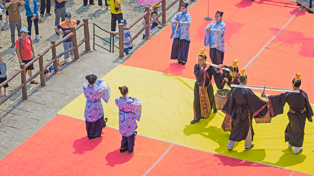 赛龙舟起源：祭祀龙神，祈求丰收平安