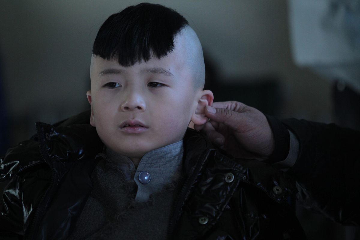 淮北山上寺庙里有两个和尚一个大和尚和一个小和尚有一天他们两个人一起去挑水喝但是回来过之后真的少了一桶大和尚生气的找小和尚理论路上遇到了方丈。请帮我续写这个故事要求情节列荡起伏有较多的反转体现小和尚的高尚品德。