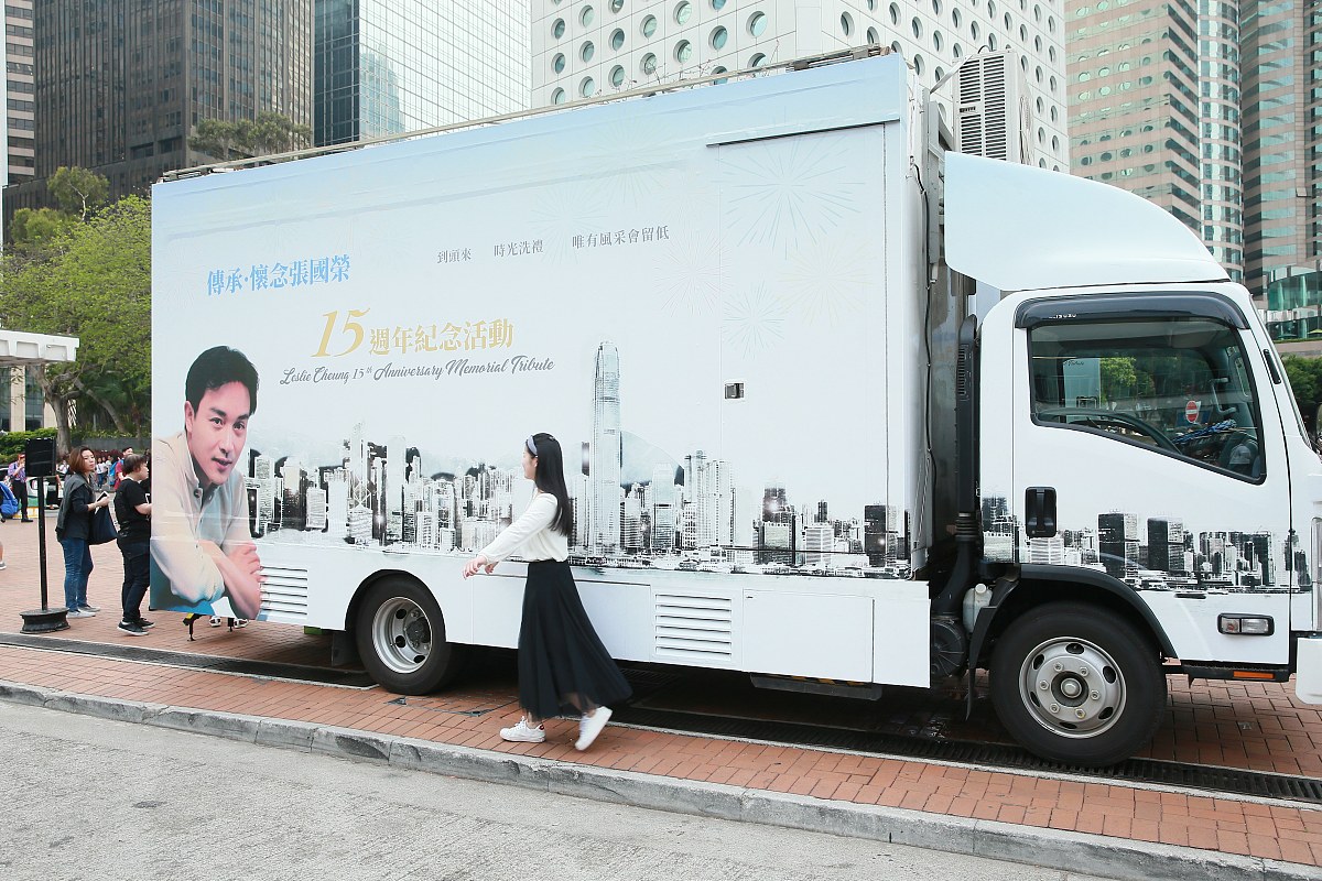 哥哥张国荣以自己的力量抵抗着饭圈文化。他并不愿意与任何人为敌也不愿意谭咏麟受到伤害。他的抵制让饭圈文化消停了一段时间。大家看到的哥哥依然是星光灿烂。这段话重新组织语言说一遍