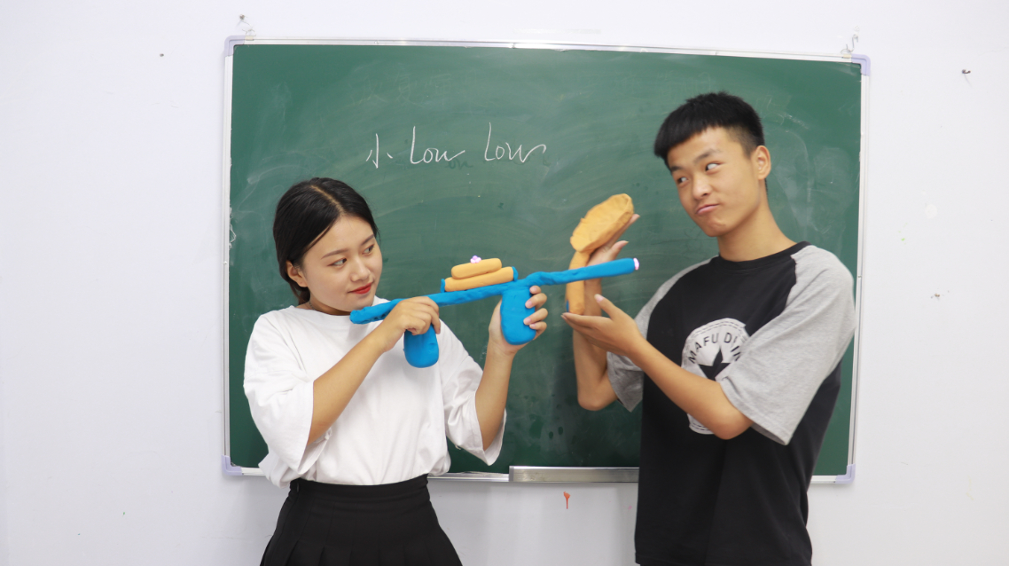 二货同桌拿黏土找学霸,没想学霸用黏土做出了平底锅和枪,厉害了