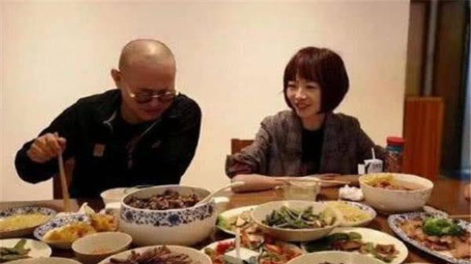 李连杰请鲁豫来家吃饭,鲁豫调侃:吃得好随便!看到菜谱网友炸锅