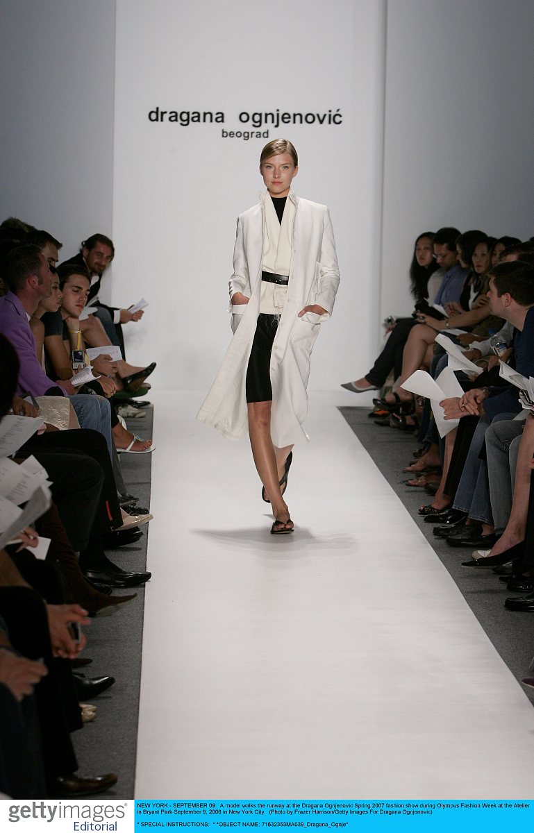 学校将举办一场校服设计大赛,你打算邀请外教david做评委.请你给外教david写一封邀请邮件, 内容包括:1.时间和地点;2.校服设计大赛相关介绍;3.表达期待;4.可适当增加词汇,使行文连贯; 5.字数不少于140字; 6.只至少使用10句复合句或特殊句型. 7.多使用雅思词汇 please reply in english