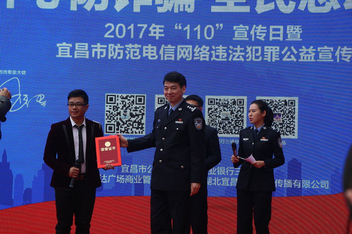 警察爸爸刘安：30年资助18名贫困儿童，传递温暖和希望