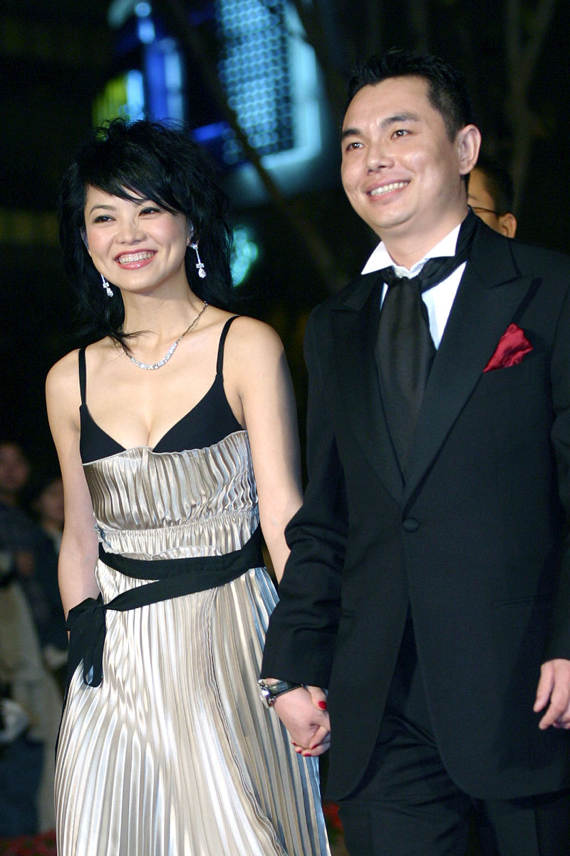 2006年11月21日,李湘<strong>博客</strong>承认和李厚霖离婚.+++_+++李湘,李厚霖