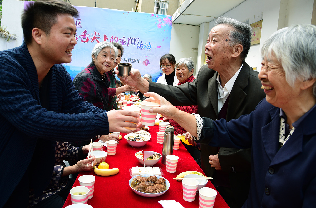 请帮我这写一份与家里长辈一起聚餐的敬酒词