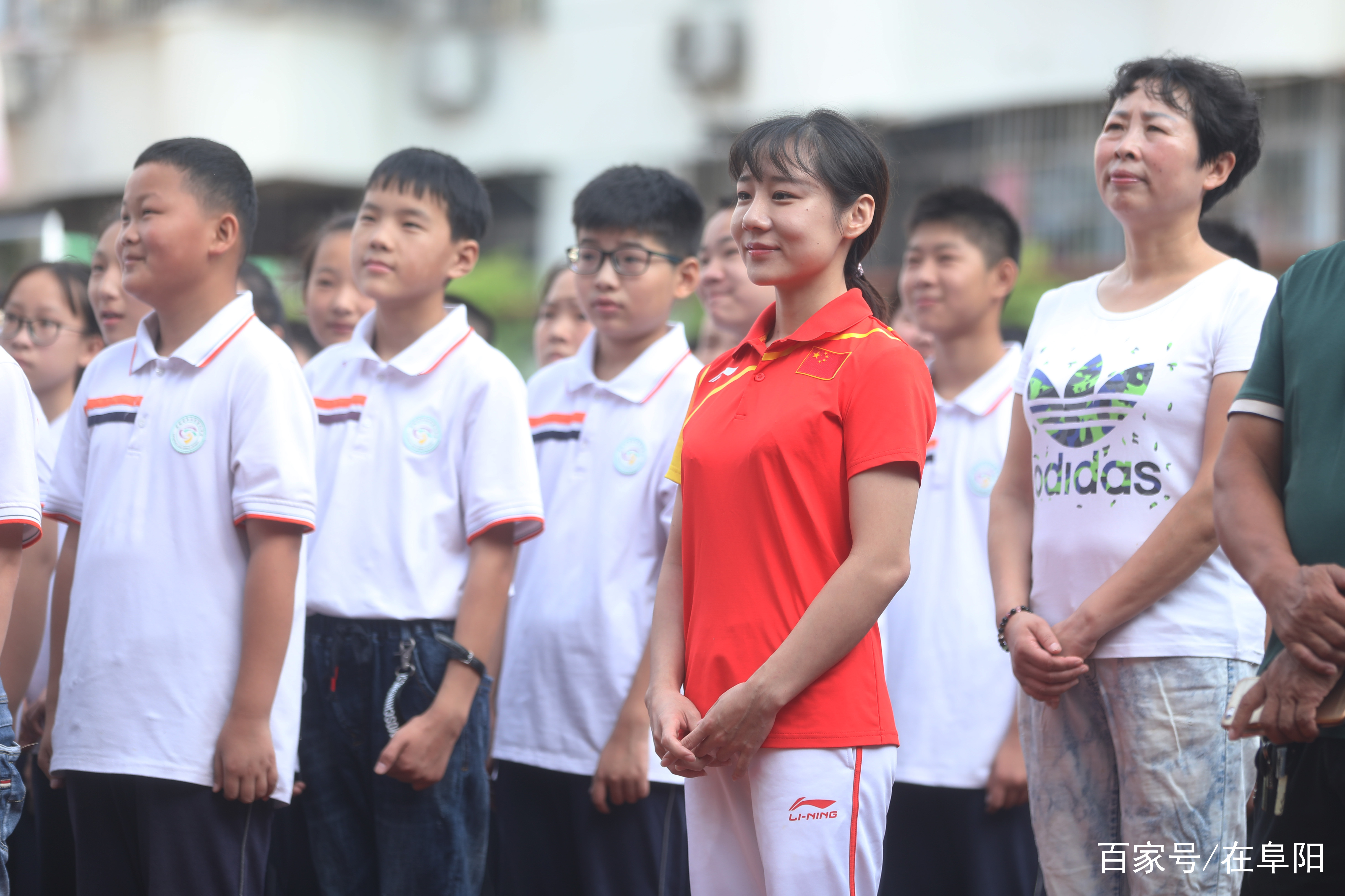 奥运冠军邓琳琳进校园 开启“新学期第一课”
