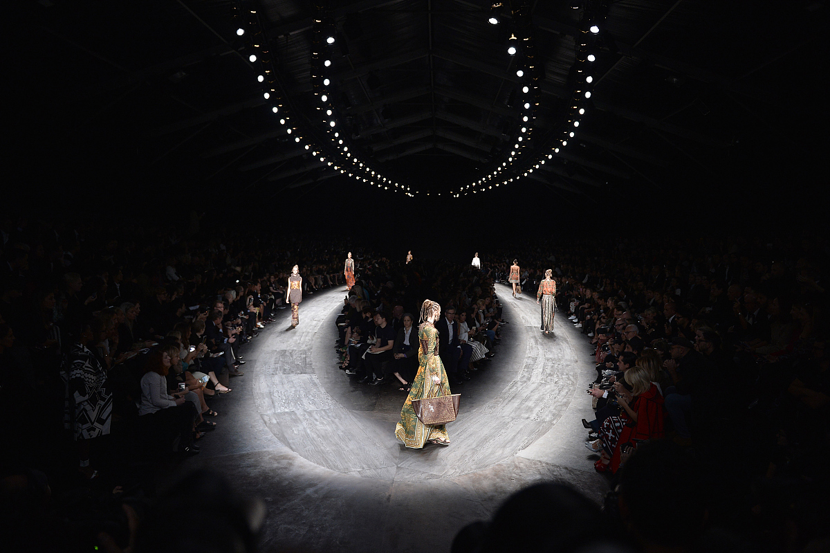 根据以下话题针对其中时尚热点编写时尚资讯七百五十字以上观点清楚内容充实：意大利奢侈品牌Valentino联手浸入式戏剧《不眠之夜》于9月12日在上海麦金侬酒店进行《BLACK TIE黑领带》沉浸式特别场演出。 这是继2021年9月首次合作后Valentino作为《不眠之夜》独家时尚合作伙伴与该剧第三次合作也是该特别场演出首次向公众开放售票门票于9月4日发售后4分钟内售罄引发市场的广泛关注。