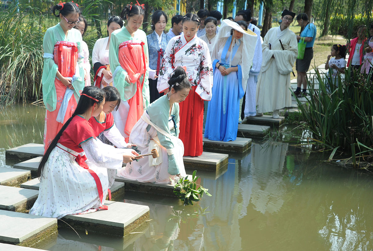 通过以下描述写一首五言绝句古诗：一轮满月洒下金色的月光照在树枝上出现斑驳的影子树下一位身穿汉服的妙龄少女轻抚古筝奏起悠扬的音乐。