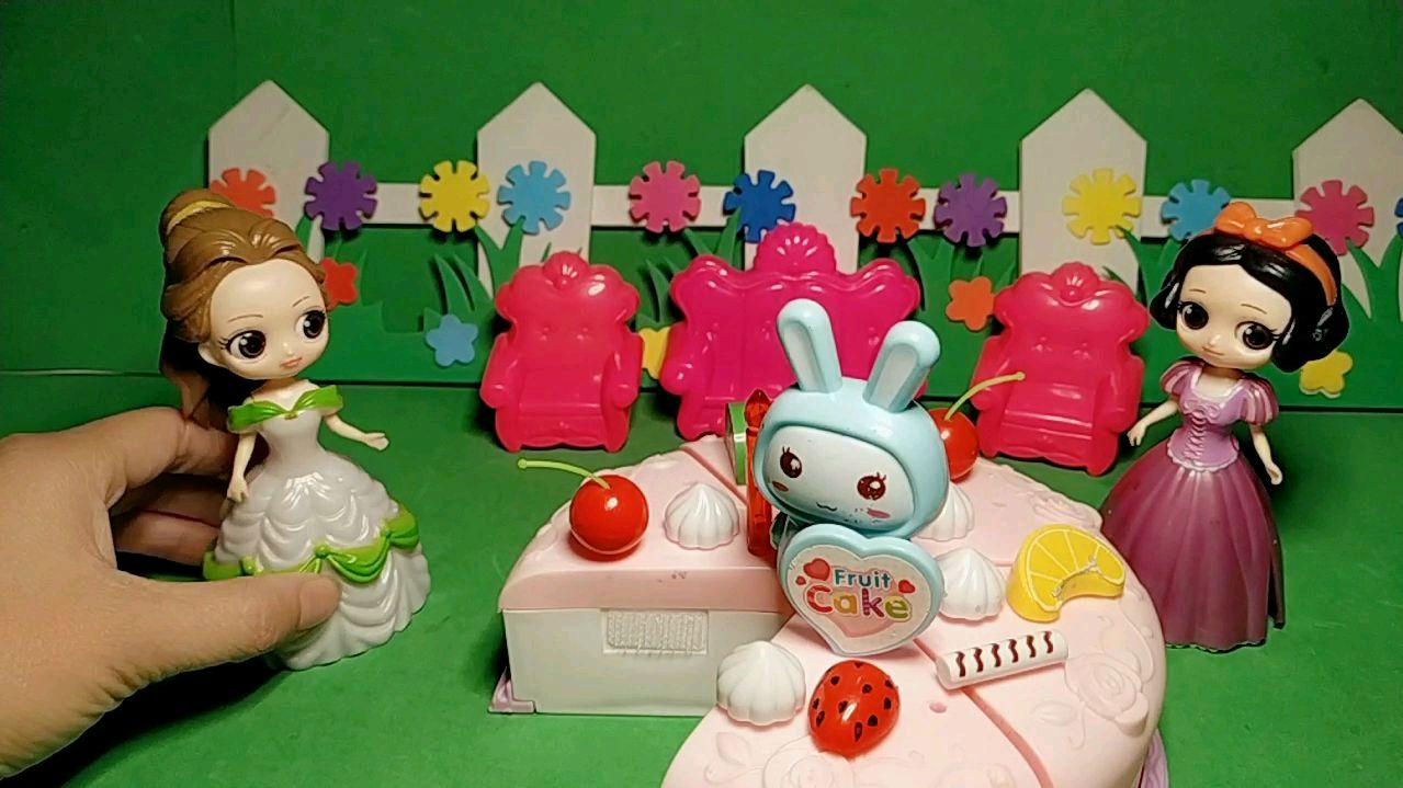 贝尔吃了白雪的生日蛋糕