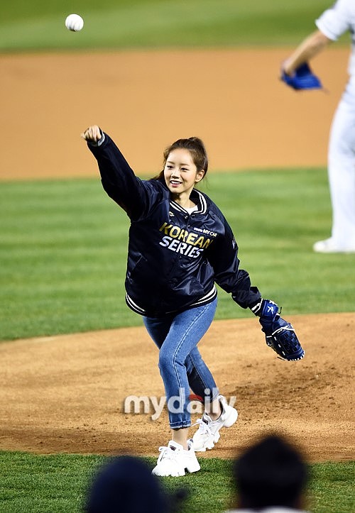 2018年11月12日,韩国首尔,女团girlsday成员李惠利任棒球比赛开球嘉宾