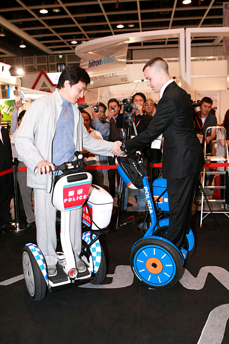2008年6月4日,香港,成龙出席其代理的segway电动车推介活动.+++_+++成
