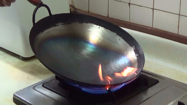 饭店炒菜的大铁锅,为啥从不粘锅,大厨终于说出真相!