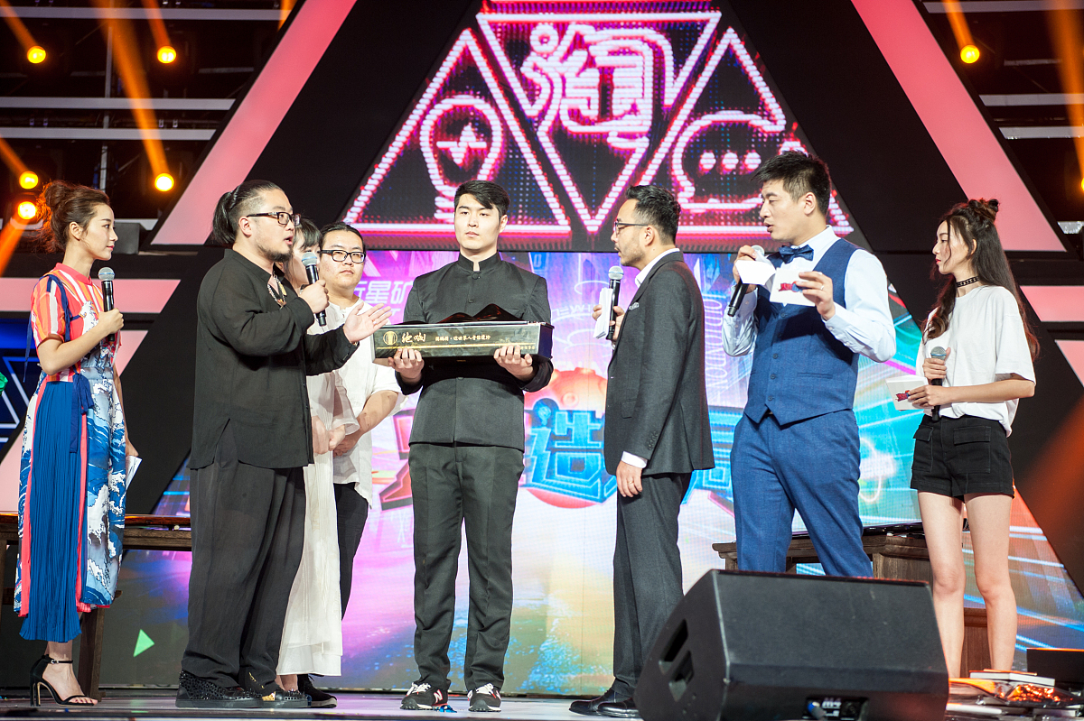 你现在身份是论文作者请对文《以《奇葩说》为例探讨电视节目编导中的创新与突破》进行提纲创作围绕现状-问题-对策的线索来进行提纲写作全文字数控制在8000字左右不要乱写：