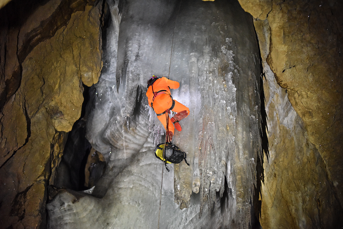 35．有关t℃时30 硝酸钾溶液说法正确的是A．均一、稳定、透明	B．每100g水中溶解了30g 硝酸钾	C．一定条件下可以转化为悬浊液	D．加入30g 硝酸钾得到60 的硝酸钾溶液