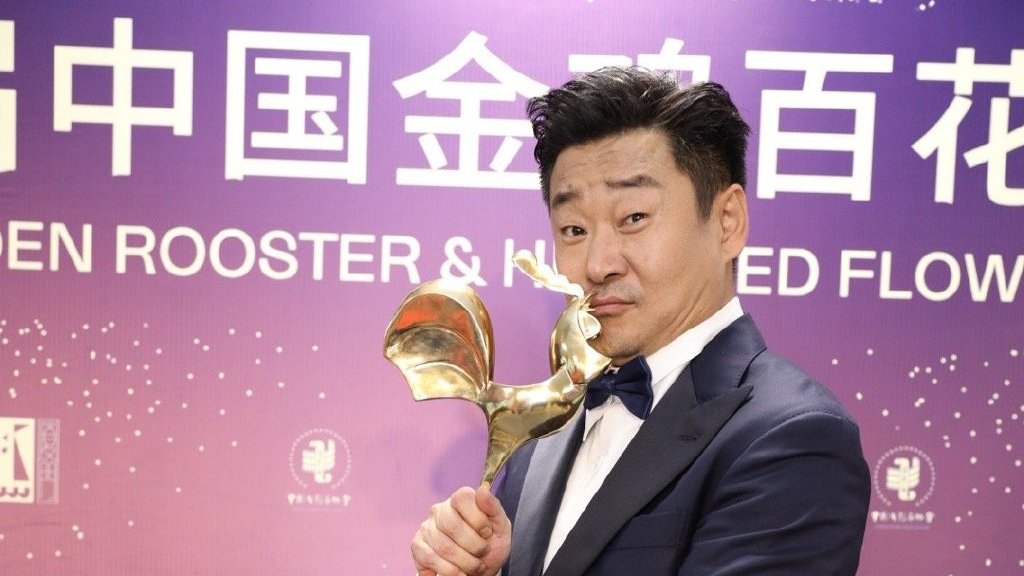 #金鸡百花电影节# 【王景春接受采访夸赞王源懂事:给我和咏梅拍了照片】11月23日晚,第3