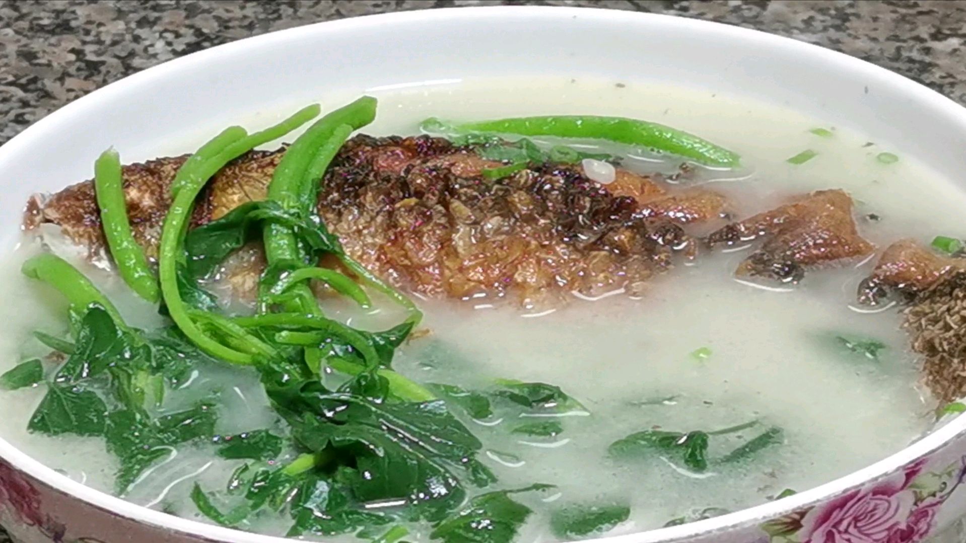 冬天里西洋菜炖鲫鱼汤,汤汁奶白味道鲜美,广东的做法风味
