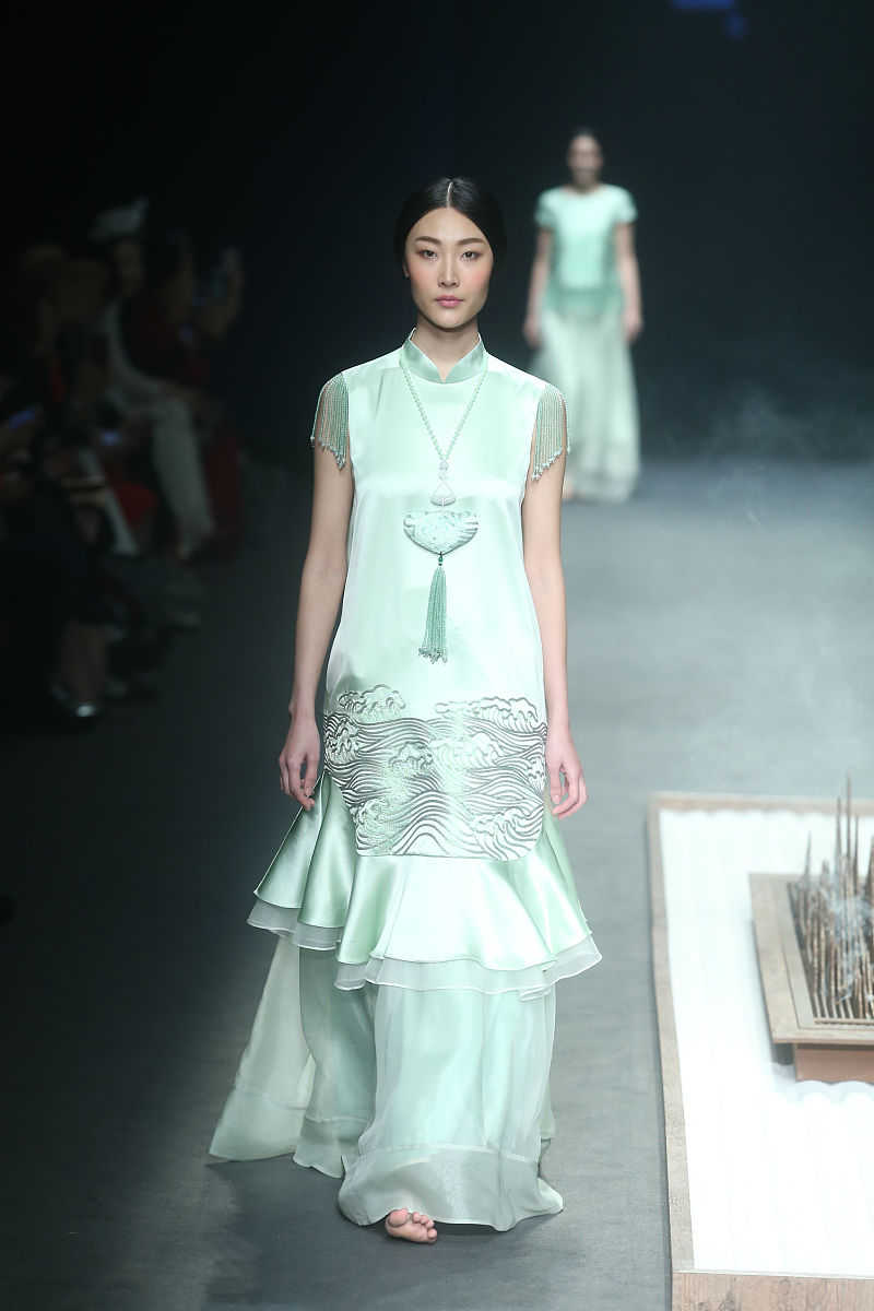 1 选题背景中华文化乃中华民族长远发展、生存的强力精神来源。传承弘扬中华优秀传统文化是推进社会主义文化强国建设、提高国家文化软实力的重要内容。近十年来中国飞速地发展不只得到了国际方面对于中国的经济、军事和政治这些方面的另眼相看亦引起了本国人民对中国传统文化的认同和关注中式服装毫无疑问乃是中国传统文化之中相当重要的组成部分因而不论是本土的还是国外的设计师都对中式服装产生了高度注意与深切思考。中华之文