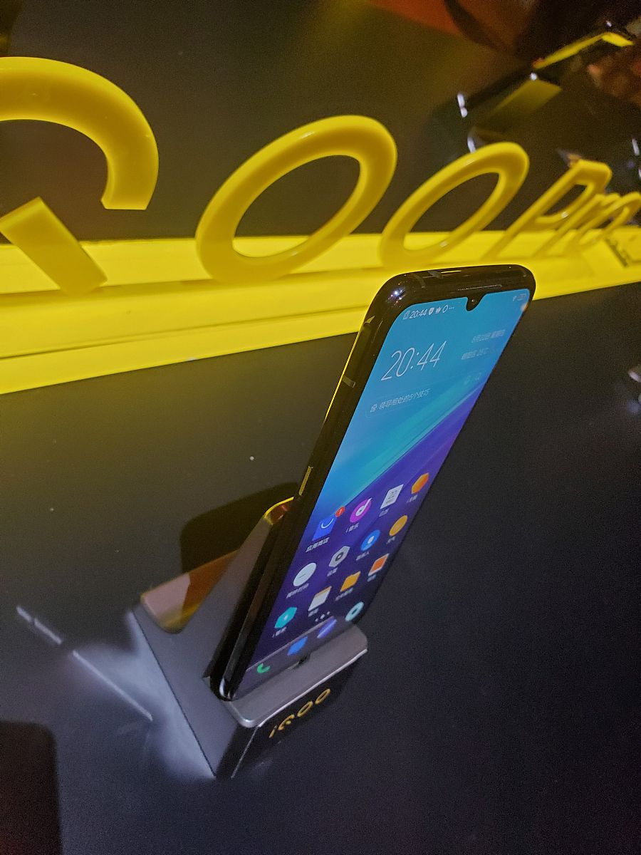 iQOO 5 Pro 屏幕是钻排吗？