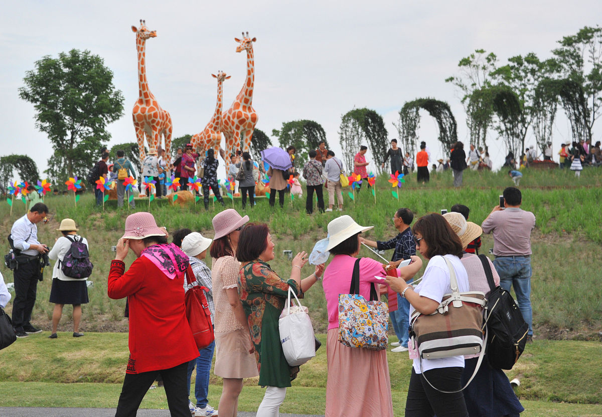 假设你是一位导游请做一份3天的五一南京亲子游行程安排要求：1、避免去人多的地方。2、要包含住宿、餐饮和预估费用。3、要有亲子体验类项目。4、要有挖雨花石的行程。5、要有具体的地址。6、要规划交通路线