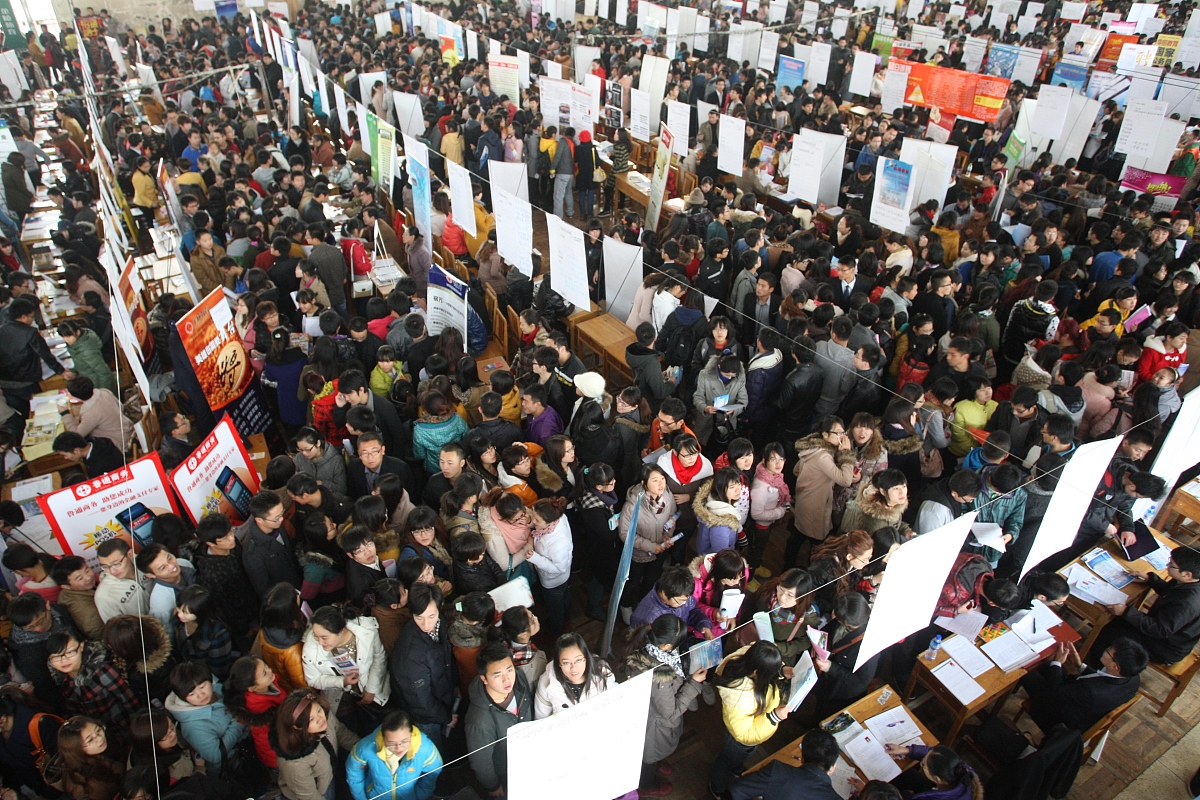 ***_***2012年11月17日,山东烟台,在鲁东大学篮球馆,大学生在2013届毕