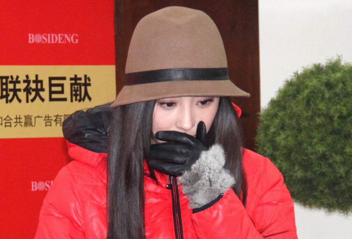 2011年12月30日,辽宁省沈阳市,杨幂现身沈阳为某品牌代言.***_***杨幂
