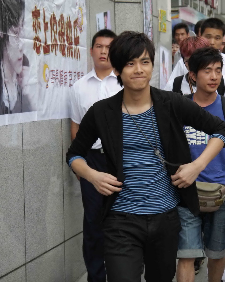 2008年7月27日,南京,好男李易峰带着全新ep《摩天轮》亮相南京举办签