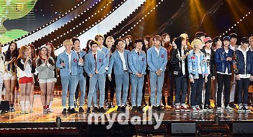 刘德华、关晓彤、王一博合唱《牛起来》新年祝福，你如何评价？