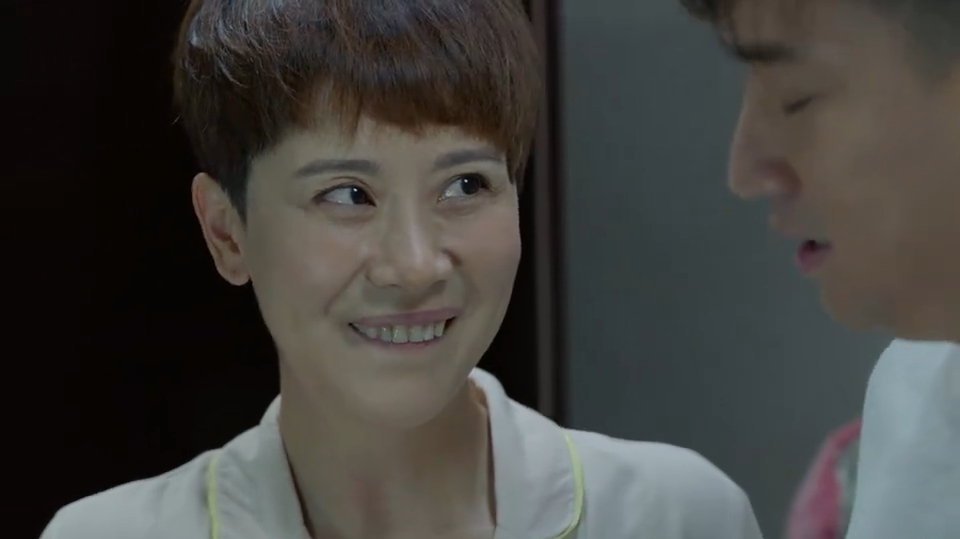 小别离:父母潜进女儿房间,想解开手机密码,吵醒女儿秒学僵尸跳