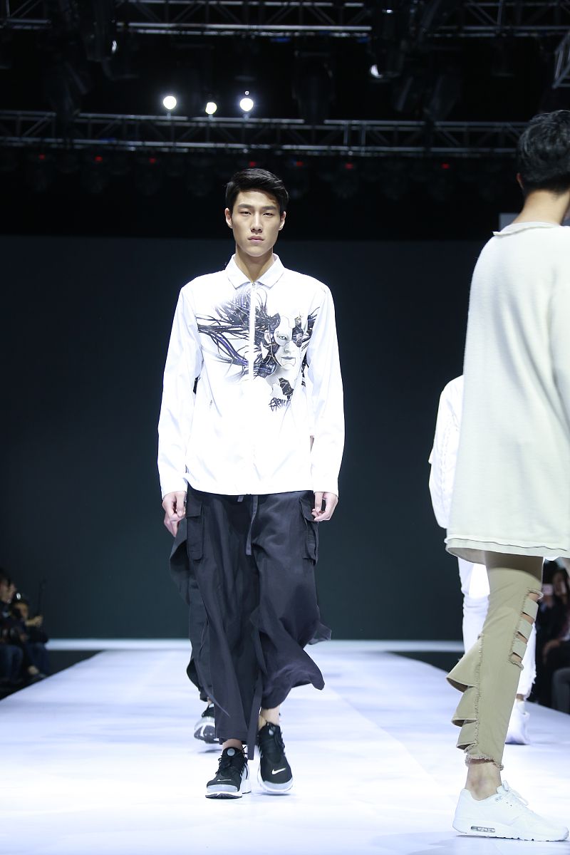 请帮我写一份关于服装直播的脚本里面主播、运营、中控在各个节点都需要做什么