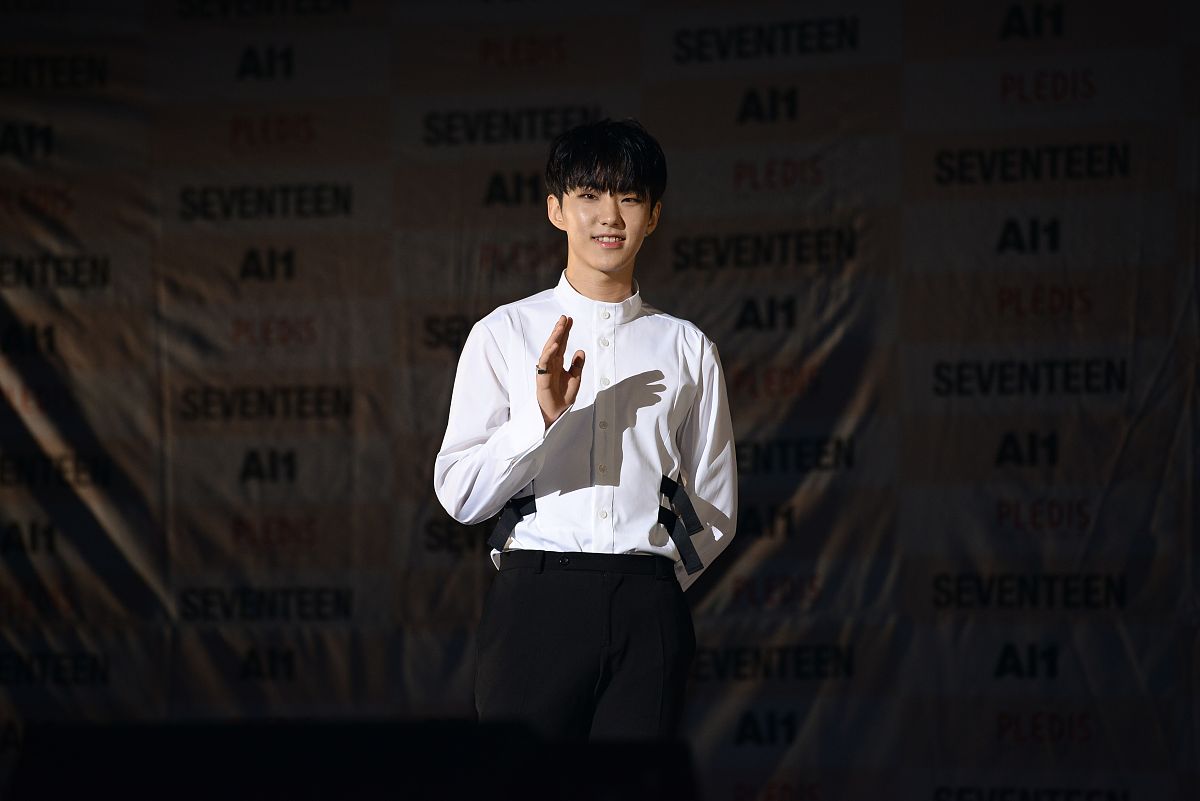 男团seventeen在举行了新专辑《al1》showcase.在当天showcase最后,se