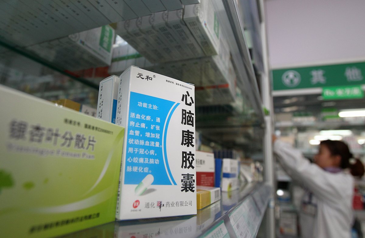 通常情况下焦虑症患者按照医嘱吃药一个月左右会有明显的效果。具体内容如下：焦虑症是指在没有脑器质性疾病或其他神经系统疾病的情况下以焦虑情绪为主要表现的一种精神障碍患者一般会出现精神失控、心烦意乱、心悸、呼吸急促等症状。临床上患者按照医嘱吃药一个月左右就能不错地控制病情。建议患者出现症状时及时到医院就诊可以按照医嘱吃复方地西泮片、艾司唑仑片、盐酸普萘洛尔片等药物进行治疗。重新阐述参照原文分点格式注意文