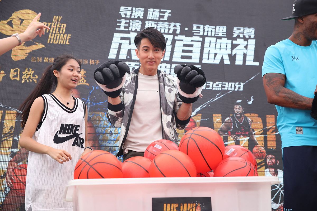 吴尊熊猫装获美女帮戴手套秀球技引尖叫 马布里歪戴帽秀篮球freestyle