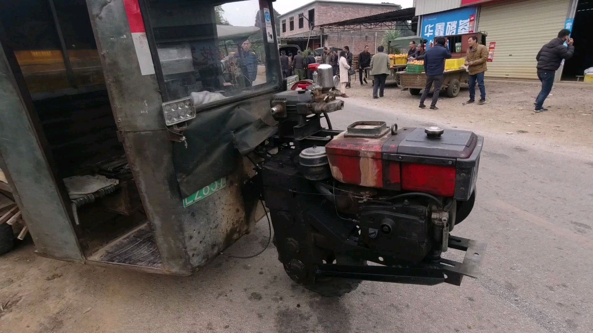 广西农村这种独轮机车,马力非常强大拉货多,开山路真是太厉害了