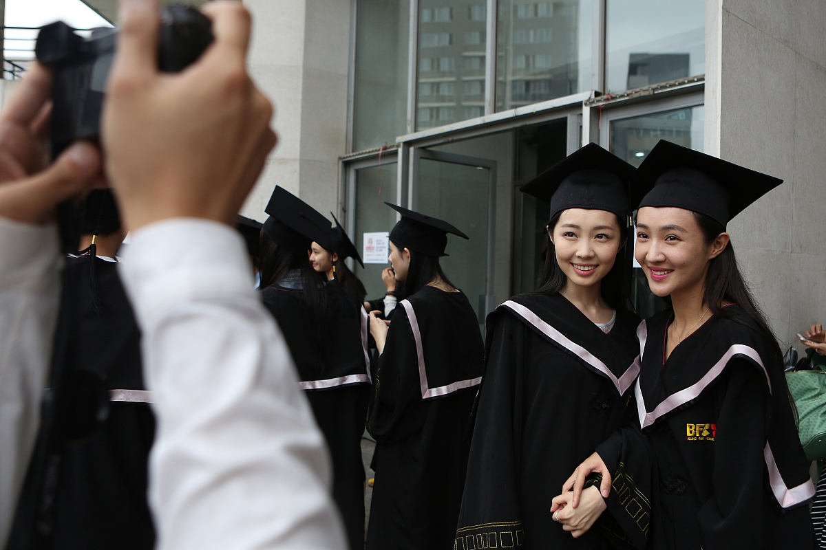 2015年6月4日,北京电影学院2011级表演系毕业生统一身着学士服拍摄毕