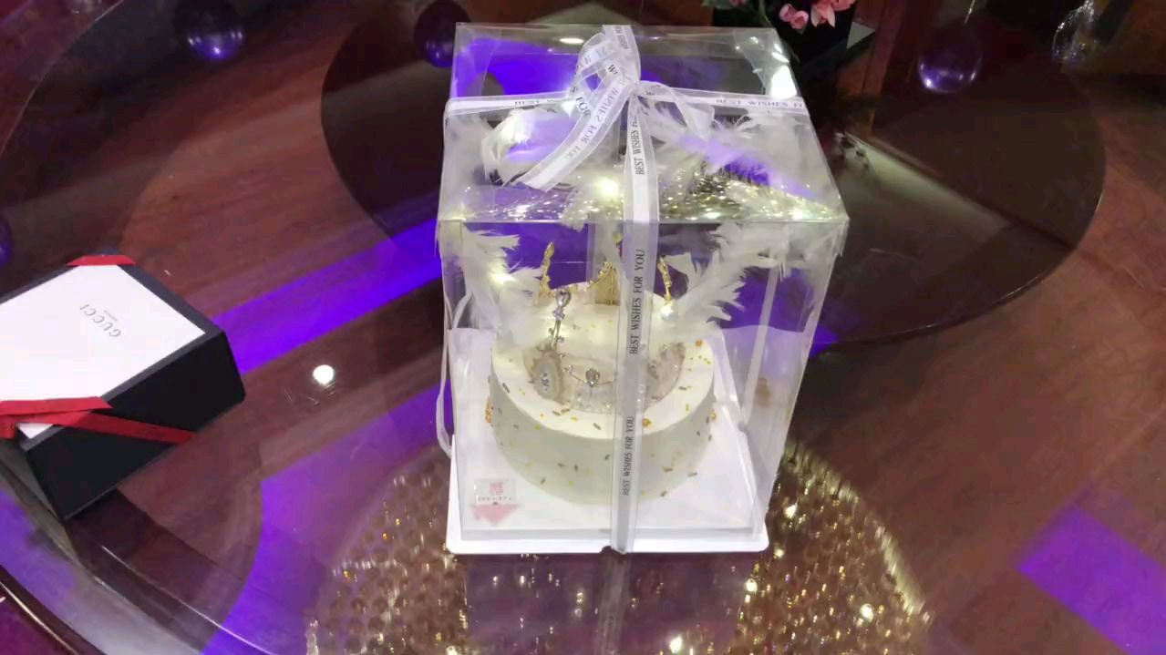 据说这种蛋糕好贵,蛋糕中间,居然还有“水晶皇冠”