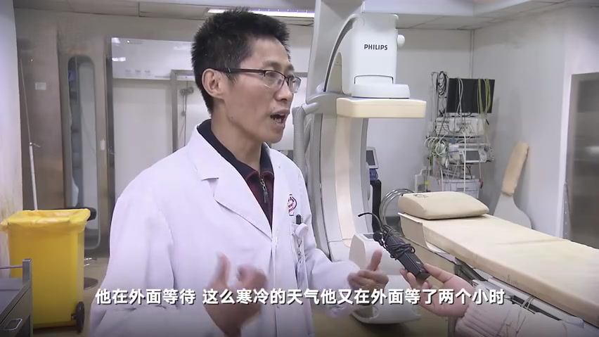 【四川61岁老人做心脏手术自愿被插队5次:穿刺血管和麻醉后仍让出手术台】1月13日,四川雅
