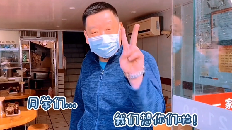 【#武汉#武汉高中门口热干面店喊话学生:孩子们,我们想你啦】陈同学是武汉的一名高三学生,在